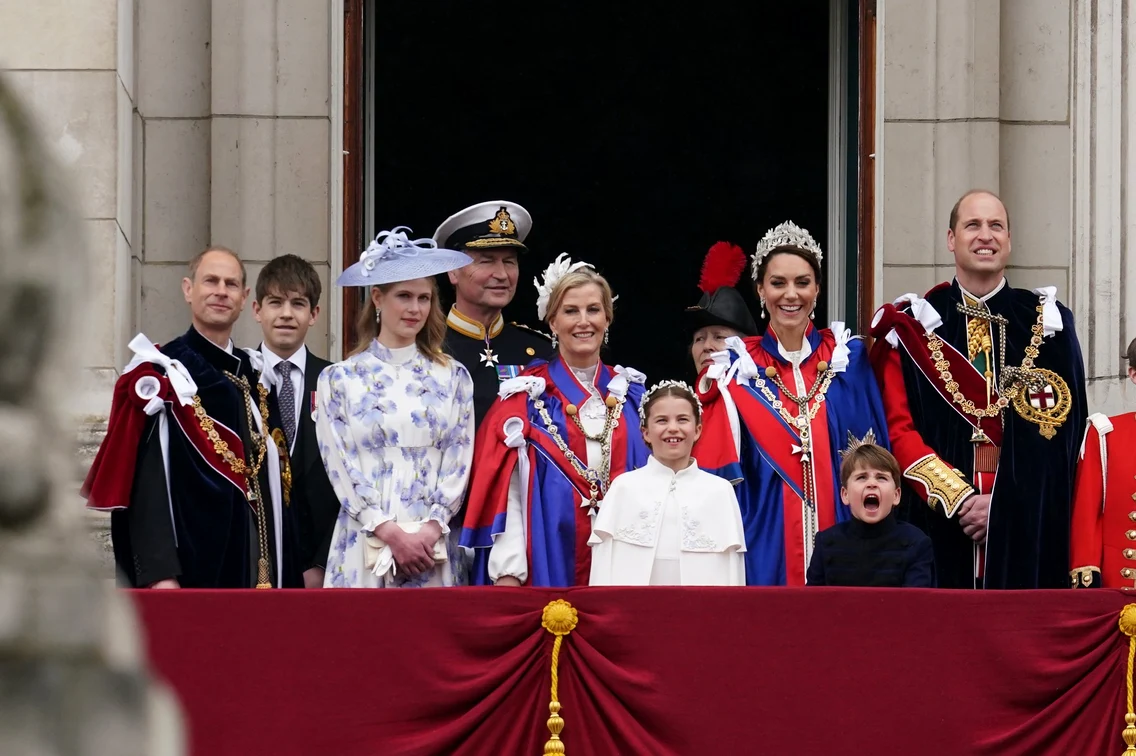 Lady Louise, a doua din stânga, la balconul regal