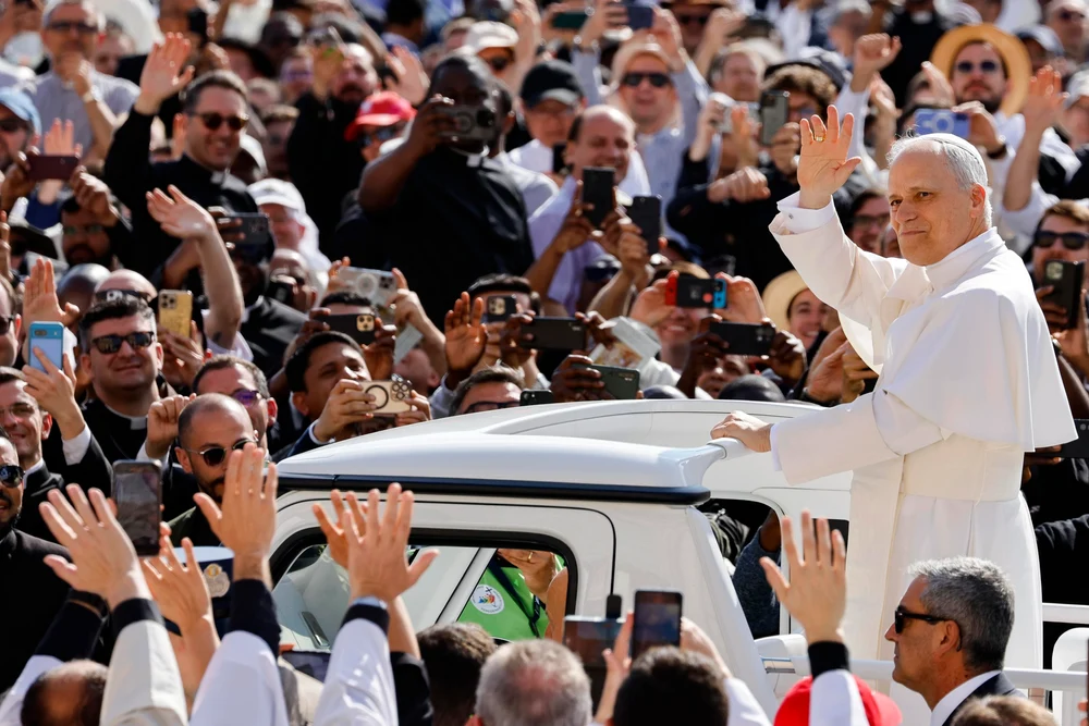 Papa Leon al XIV-lea a împlinit astăzi 70 de ani. Credincioșii din Piața Sf. Petru i-au urat „La mulți ani”. Ce le-a spus Suveranul Pontif