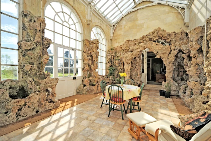 Se ajunge în peşteră şi din sufragerie  