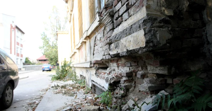 Casa se părăbuşeşte în stradă, Foto:Bogdan Dimofte