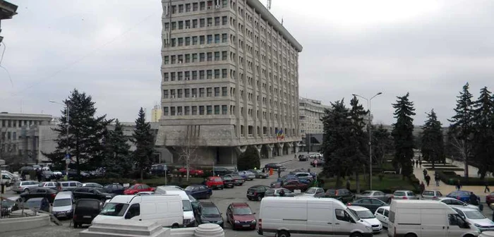 Percheziţiile sunt efectuate şi la sediul Primăriei Ploieşti. FOTO Adevărul Ploieşti