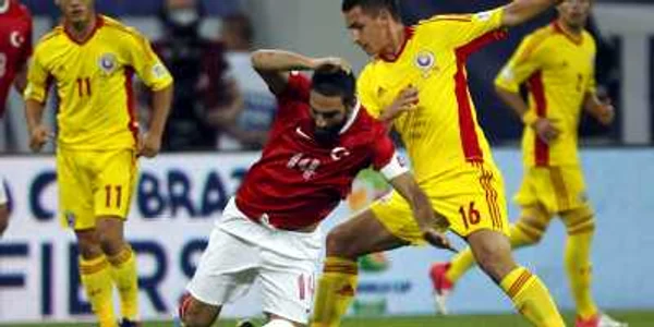  Arda Turan este faultat de Stefan Ovidiu Hoban in meciul Romania Turcia FOTO Reuters