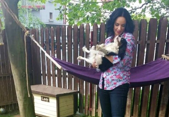 
    Andreea a pus flori la geamurile căsuţeifoto: arhiva personală  