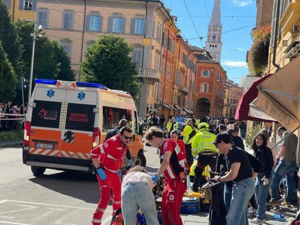 Mai mulți răniți după ce un bărbat a intrat cu mașina într-o mulțime în Italia. Șoferul a înjunghiat un trecător care a încercat să-l oprească