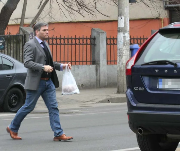 Mircea Radu îşi cumpără mâncare gata preparatăFoto: BLITZ