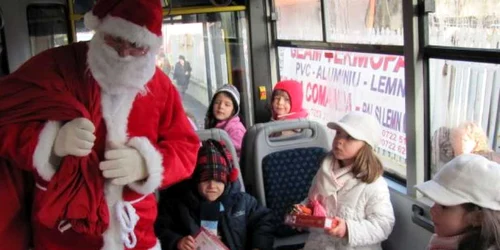 Copiii au fost încântaţi de sosirea lui Moş Nicolae în autobuzele din Sibiu