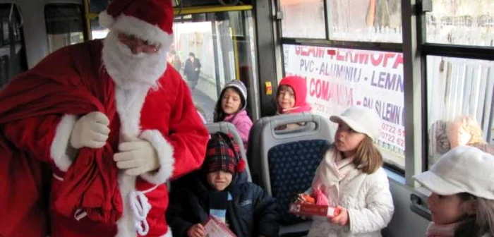 Copiii au fost încântaţi de sosirea lui Moş Nicolae în autobuzele din Sibiu