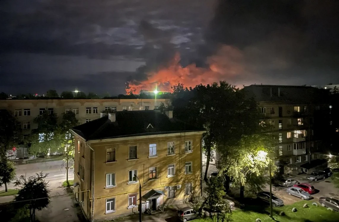 Incendiu pe aerodromul din Pskov surprins după atac FOTO EPA-EFE