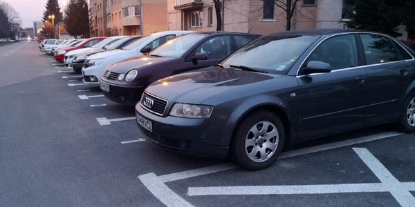 Doi hoţi au găsit într-o maşină pe care o furaseră din parcarea unui centru comercial suma de 140.000 de euro  FOTO Ioan Buciumar