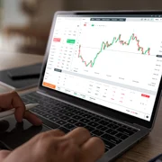 analiza economica grafic laptop productivitate foto XTB Romania png