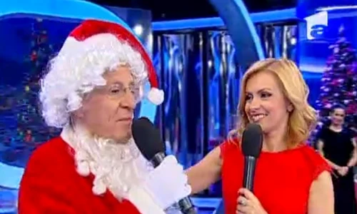 Mihai Constantinescu, în costumul lui Moşc Crăciun la emisiunea Simonei Gherghe (captură Antena 1) jpeg