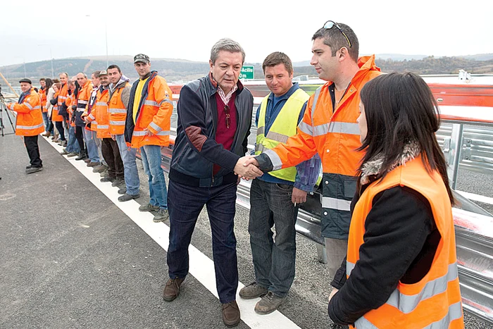 
    14 noiembrie 2014. Autostrada s-a inaugurat cu fast de Ioan Rus, deşi se ştia de problemele ascunse sub asfaltFotografii: Mediafax/ CNADNR  