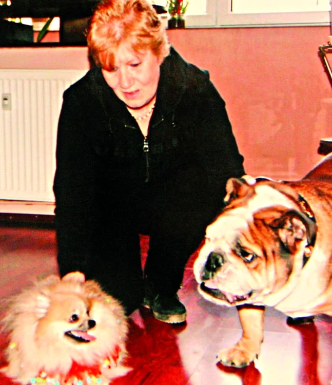Cornelia, alături de căţeii ei preferaţi