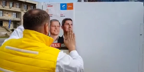 "liberal lipeste afise cu usr-plus"
