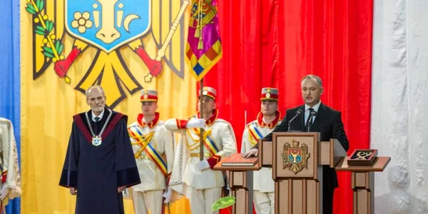 Preşedintele moldovean Igor Dodon depune jurământul cu mâna pe Constituţie şn cadrul ceremoniei de inaugurare ce se desfăşoară la Palatul Republican din Chişinău. FOTO EPA