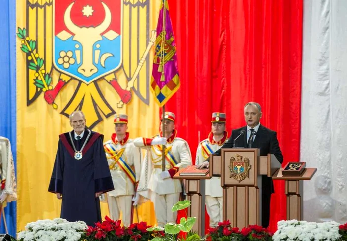 Preşedintele moldovean Igor Dodon depune jurământul cu mâna pe Constituţie în cadrul ceremoniei de inaugurare ce se desfăşoară la Palatul Republican din Chişinău. FOTO EPA