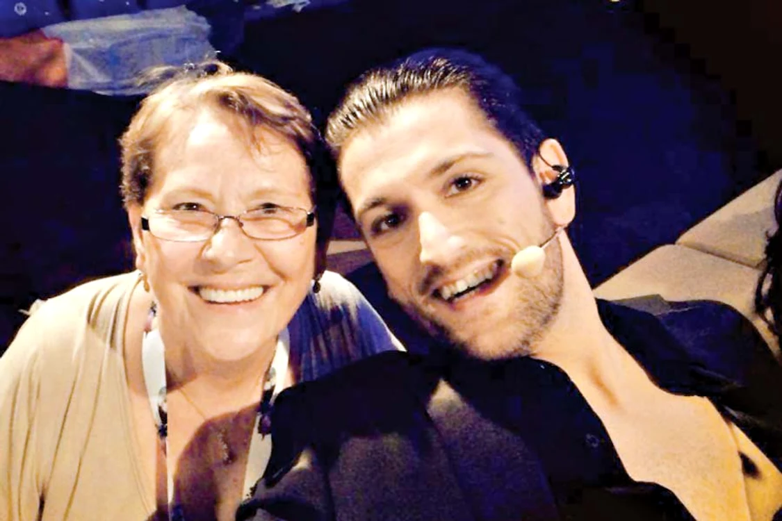 Cezar Ouatu, aici alături de fratele său,  Darius, la aflarea veştii că a câştigat  selecţia naţională pentru Eurovision (FOTOGRAFII: ARHIVA PERSONALĂ)