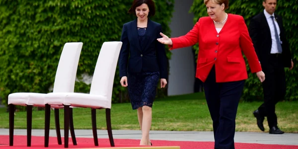 Angela Merkel o invita pe Maia Sandu sa se aseze pe scaun inainte de intonarea imnurilor la Berlin FOTO EPA-EFE