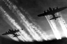 Bombardiere americane B-17 („Fortărețe Zburătoare”), deasupra Europei (© Wikimedia Commons)
