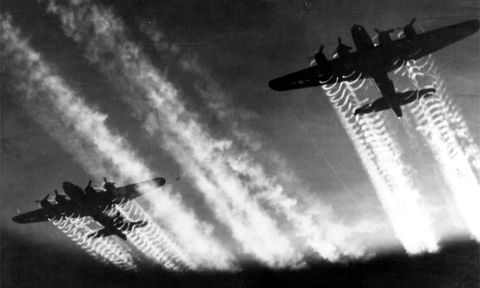 Bombardiere americane B-17 („Fortărețe Zburătoare”), deasupra Europei (© Wikimedia Commons)