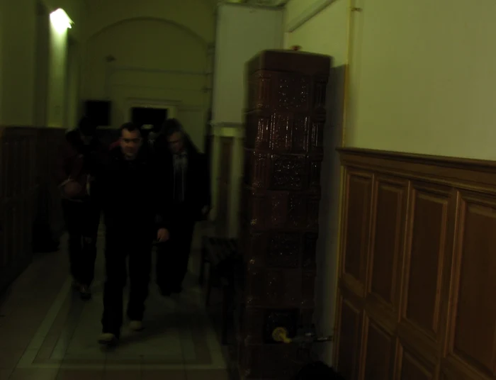 Alexandru Uioreanu avea faţa acoperită când a fost adus în faţa judecătoarei FOTO: Florina Pop