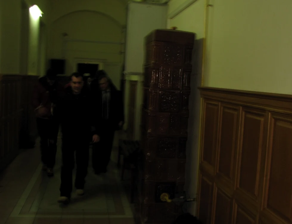 Alexandru Uioreanu avea faţa acoperită când a fost adus în faţa judecătoarei FOTO: Florina Pop