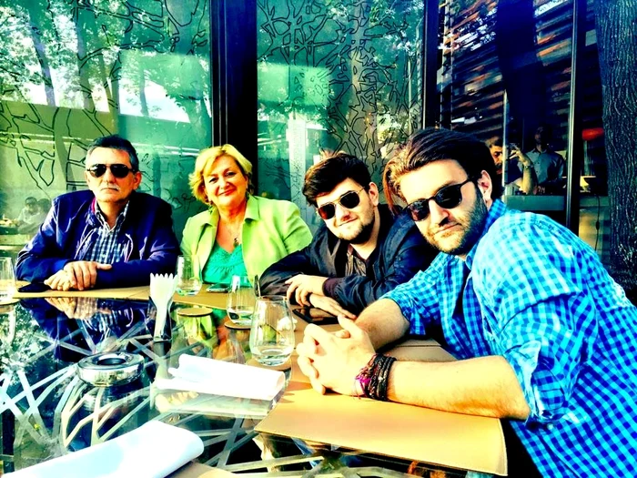 Smiley și familia sa, într-unul din puținele momente de liniște de care au parte