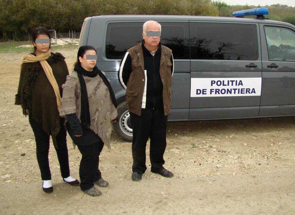 Migranţi sirieni, prinşi la Ostrov, la graniţa României cu Bulgaria FOTO Poliţia de Frontieră