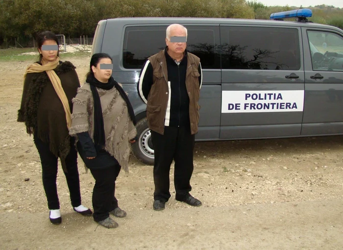 Migranţi sirieni, prinşi la Ostrov, la graniţa României cu Bulgaria FOTO Poliţia de Frontieră