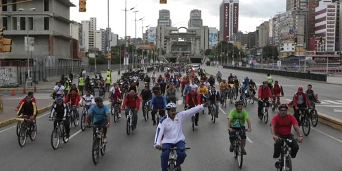 presedintele Venezuelei Nicolas Maduro (C) pe bicicleta la plimbare cu tinerii din Partidul Socialist prin Caracas foto reuters