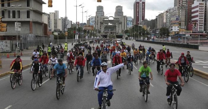 Preşedintele Venezuelei, în timpul cursei prin Caracas FOTO Reuters