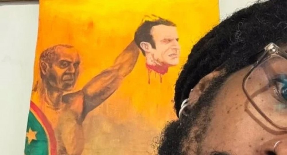 Emmanuel Macron a depus o plângere împotriva unui artist plastic care „l-a decapitat” în unul din tablourile sale