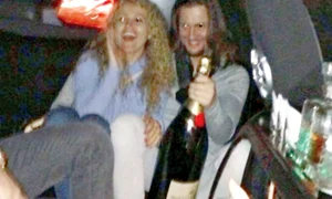 Anamaria şi Duşan vorbesc cu orele la  telefon când nu sunt împreună jpeg