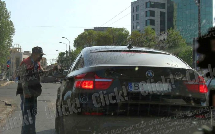 Brigitte Sfăt i-a dat doi lei cerşetorului. (Foto: Cezar Preda)