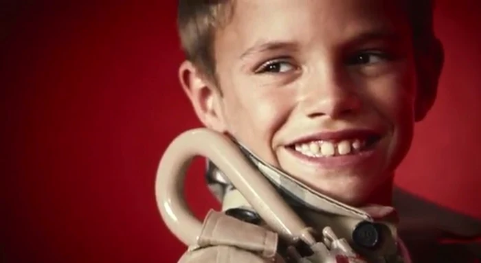 La numai 10 ani, Romeo Beckham este familiarizat cu shootingurile. FOTO Youtube