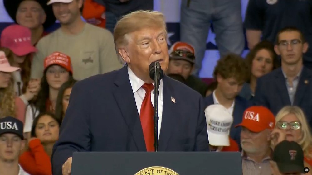 Donald Trump susține că panourile solare „prăjesc” păsările: „Sunt mai fierbinți decât aragazul tău”. Atac la adresa energiei regenerabile 
