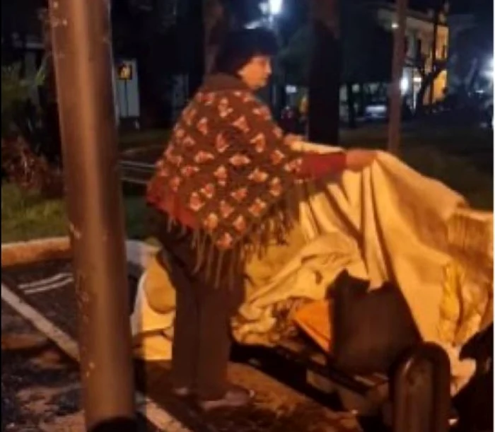 Femeia dormea pe o bancă în stația de autobuz FOTO Captură video facebook