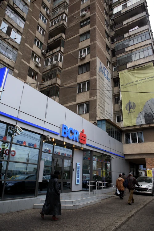 BCR va disponibiliza 1.600 de salariați și va închide peste 60 de sucursale (foto: arhivă)