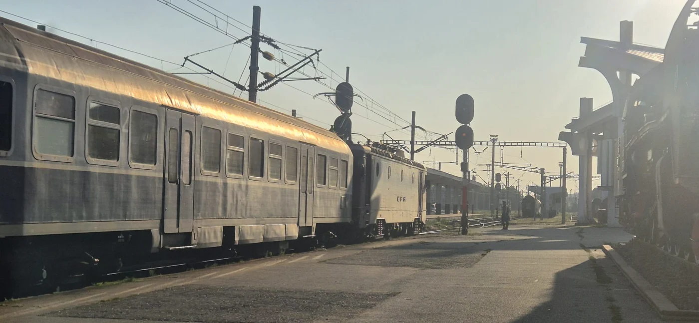 Doi adolescenți au murit după ce au fost loviți de un tren în municipiul Mediaș. FOTO: Adevărul