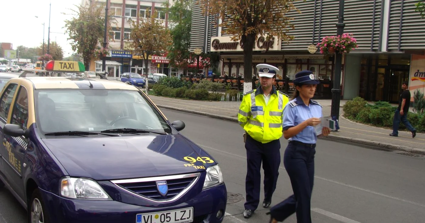 Poliţiştii au dat pliante şoferilor cu recomandări despre cum să se ferească de hoţi