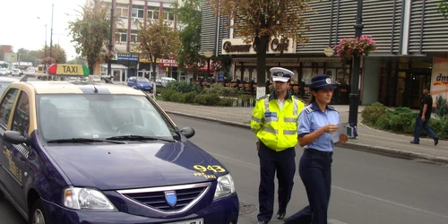Poliţiştii au dat pliante şoferilor cu recomandări despre cum să se ferească de hoţi