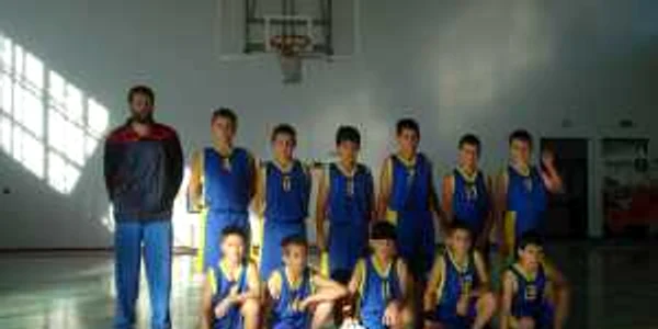 Antrenorul Ovidiu Oros şi echipa de baschet U14 a liceului