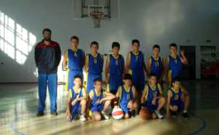 Antrenorul Ovidiu Oros şi echipa de baschet U14 a liceului