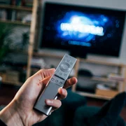 Telecomanda televizor posturi TV FOTO Unsplash Jonas Leupe jpg