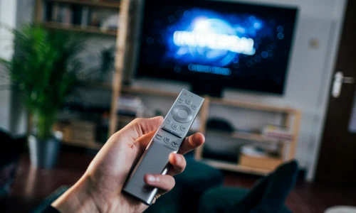 Telecomanda televizor posturi TV FOTO Unsplash Jonas Leupe jpg