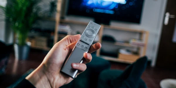 Telecomanda televizor posturi TV FOTO Unsplash Jonas Leupe jpg