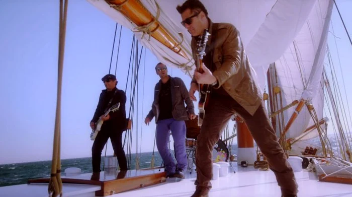 Cadru din videoclipul trupei Direcţia 5 - «Ce mai faci?»