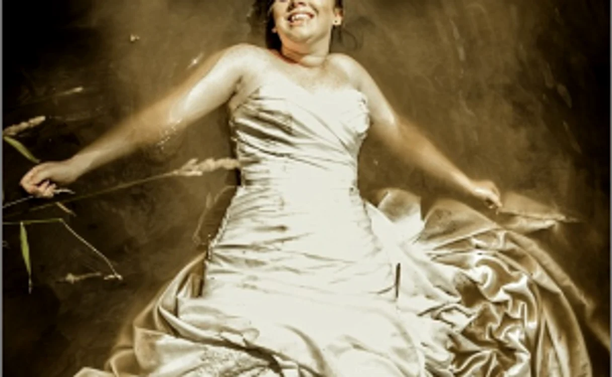 Rachael Snape, o nouă adeptă a curentului Trash The Dress FOTOGRAFII dailymail.co.uk