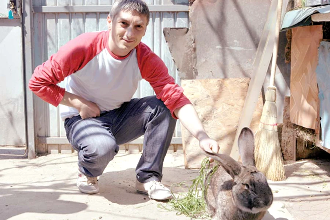 Nea Marcu creşte iepuri  de câţiva ani. În preajma  Paştelui are cele mai  multe vânzări (Fotografii: Roberto Sălceanu)