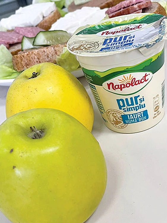 La gustare,  iaurtul cu mere  sau păstrează  iaurtul la cină